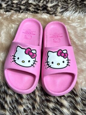 Hello Kitty Pink Slide Sandals Kids 13/1 Cute
Sanrio Pool Slides